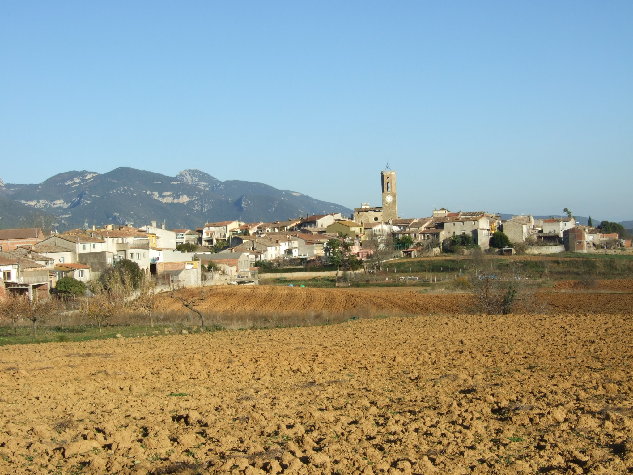 Població Montagut (Montagut i Oix) del camí