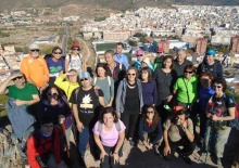 El Grup de Caminants, de fons la Vall d'Uixó