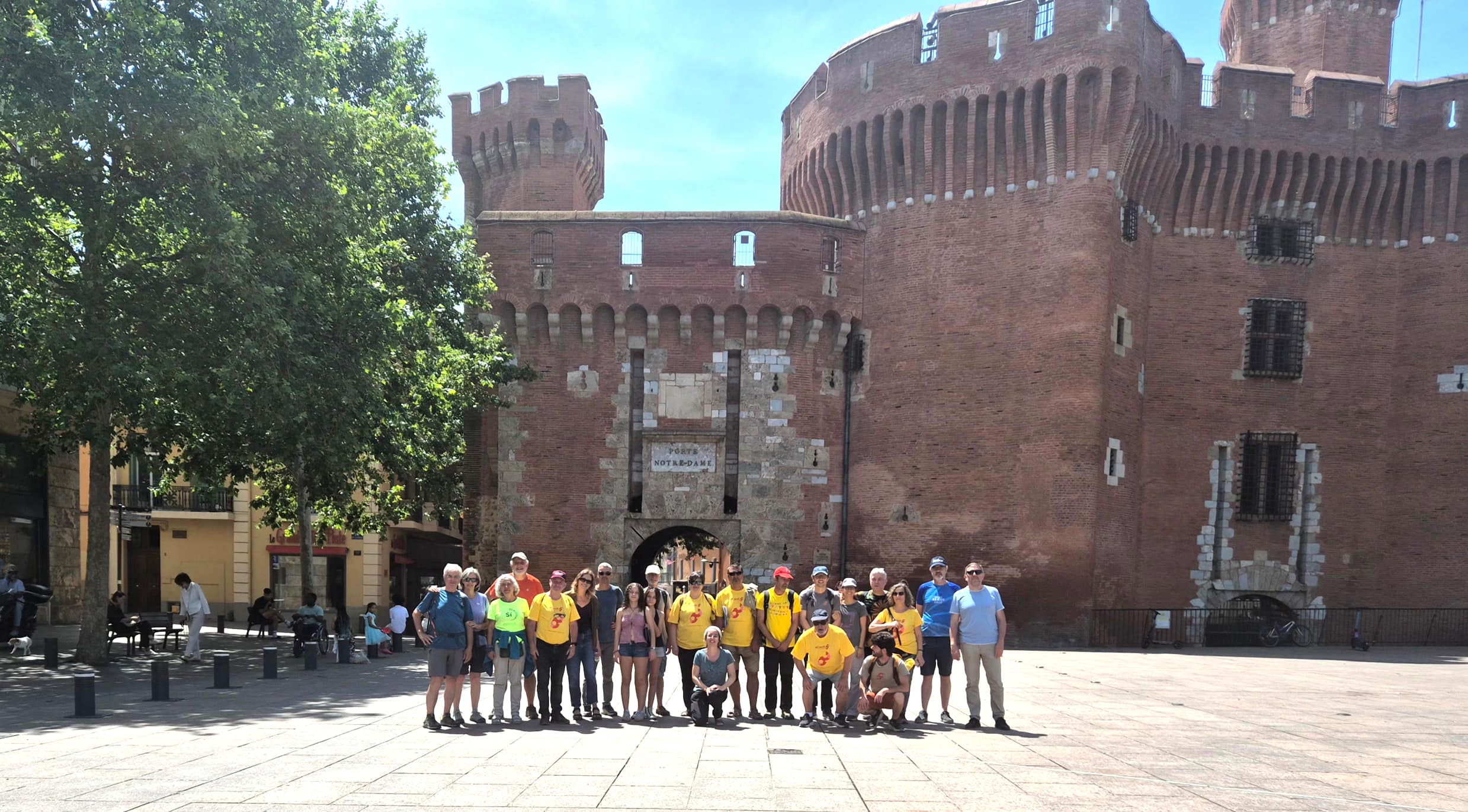 foto grup davant la porta de Perpinyà