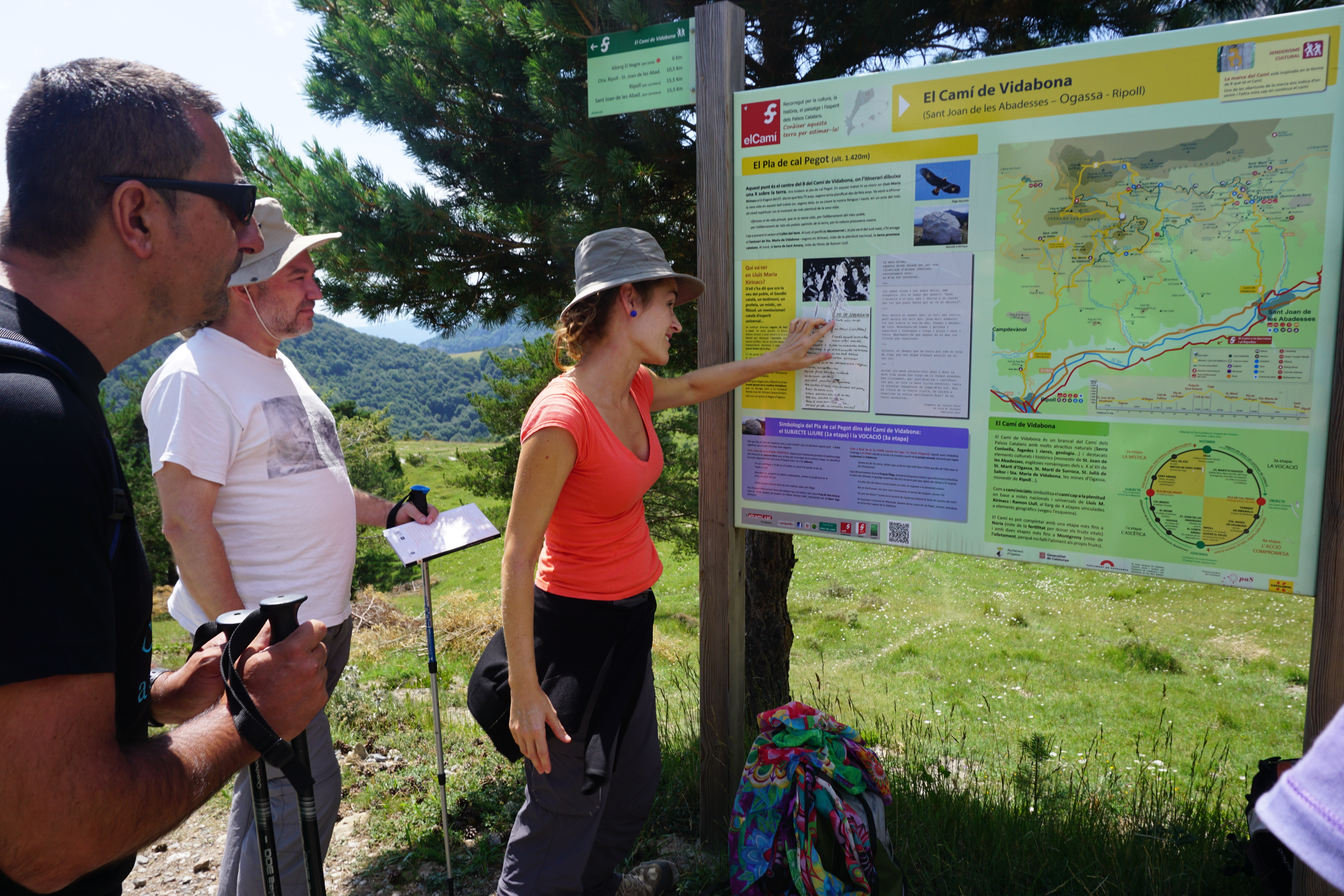 Mostrant el panell informatiu del Camí de Vidabona