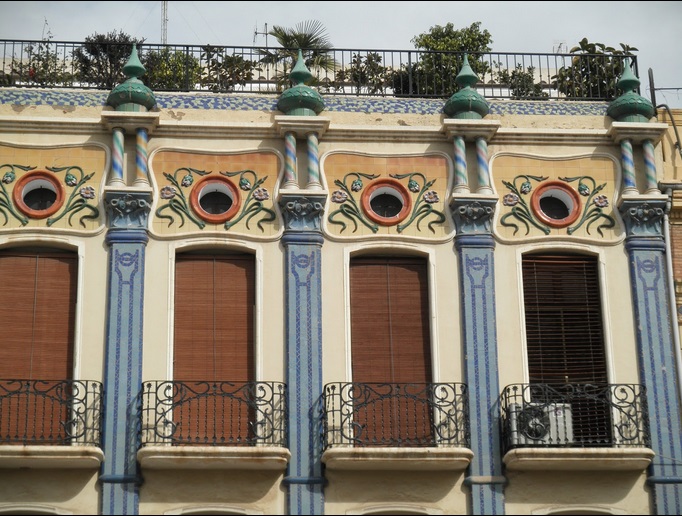 Cases modernistes de la plaça de la Independència.