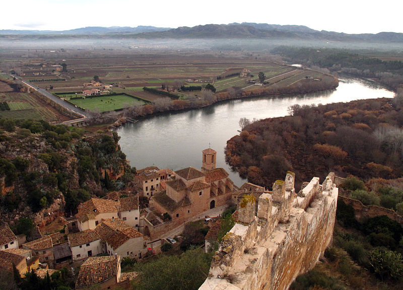 Travessant la Serra de Pàndols i remuntant l'Ebre