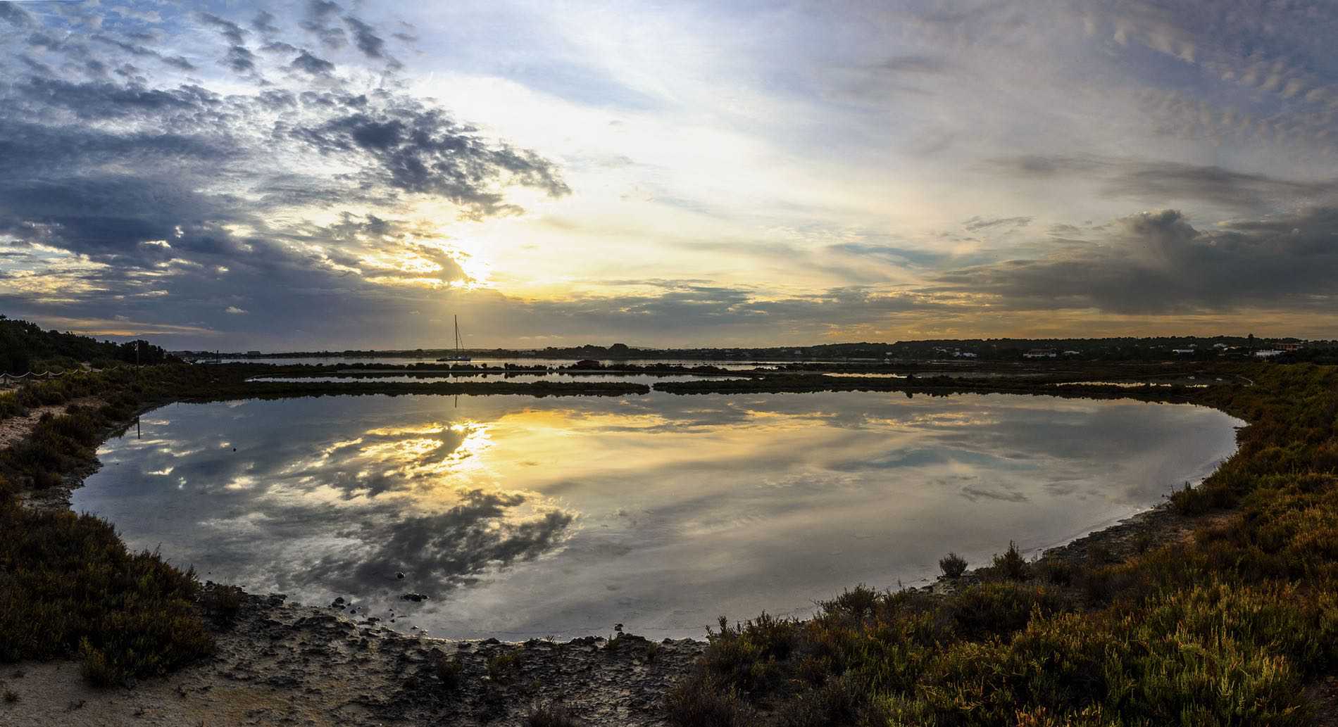 Aigües cristal·lines, figueres, molins i salines: la volta a Formentera
