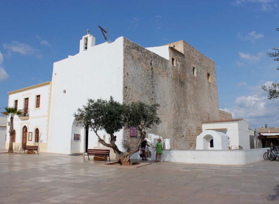Aigües cristal·lines, figueres, molins i salines: la volta a Formentera