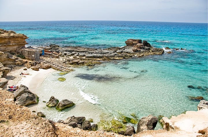 Aigües cristal·lines, figueres, molins i salines: la volta a Formentera