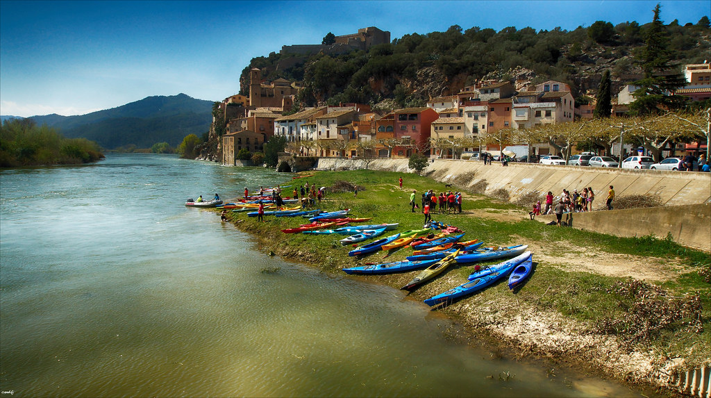 Travessant la Serra de Pàndols i remuntant l'Ebre