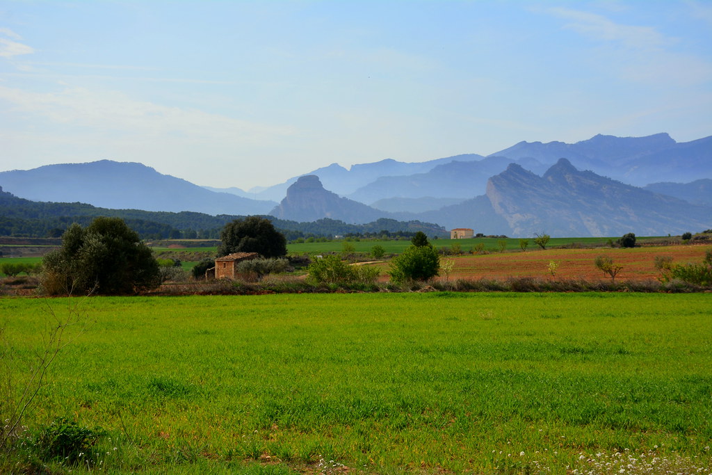 Travessant la Serra de Pàndols i remuntant l'Ebre