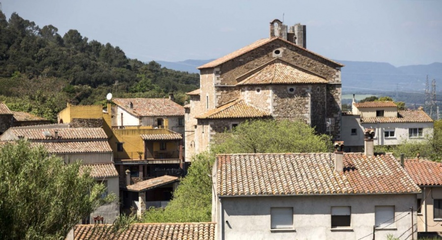 De les Gavarres a la plana: terres de senglars i de castells. 