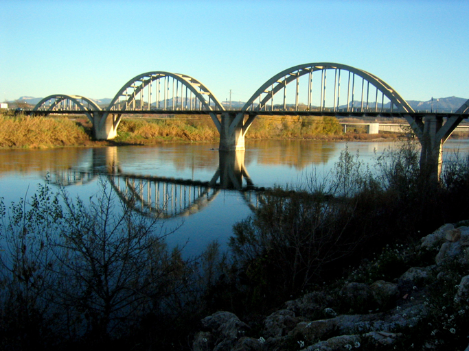 Travessant la Serra de Pàndols i remuntant l'Ebre