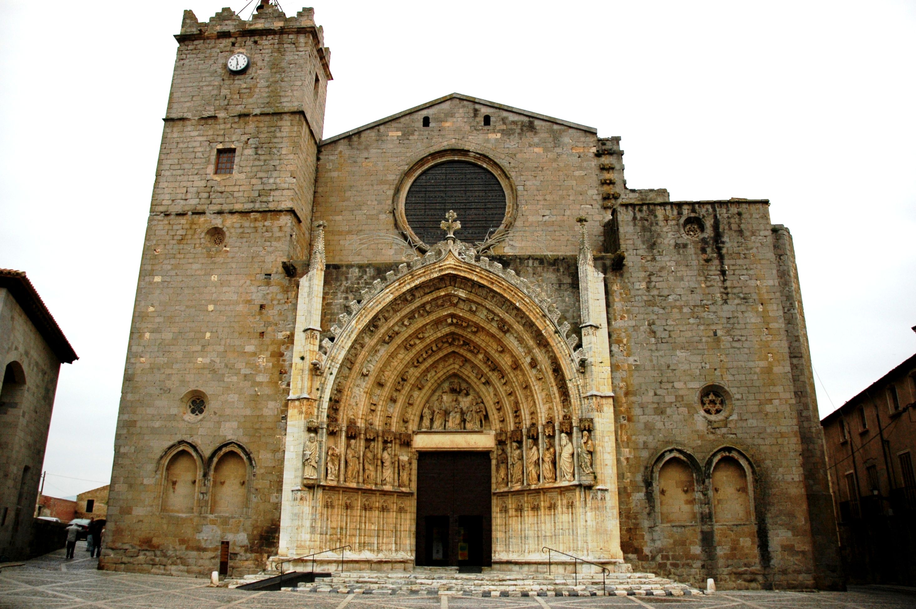 Vestigis medievals i arquitectura empordanesa