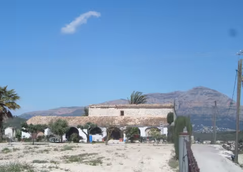  Riurau i de fons el Montgó