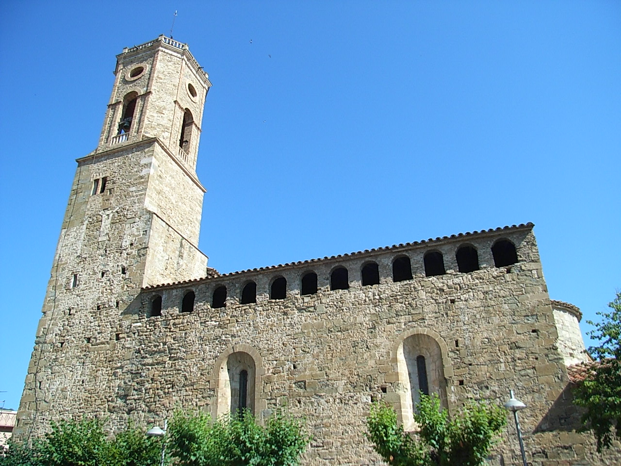 Població Montagut (Montagut i Oix) del camí