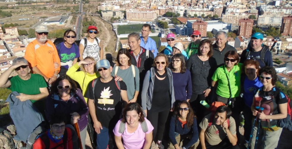 El Grup de Caminants, de fons la Vall d'Uixó