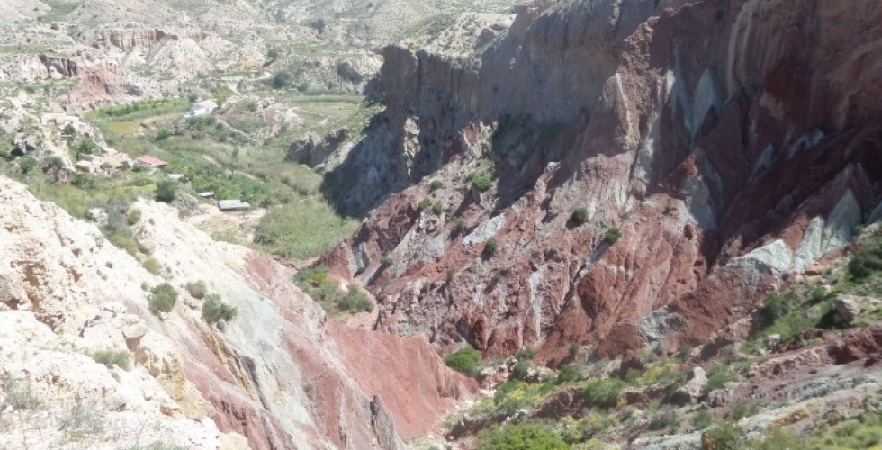 Paixatge de l'Alacantí amb la variació dels colors de les argiles