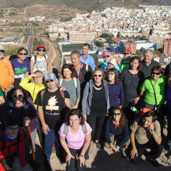 El Grup de Caminants, de fons la Vall d'Uixó